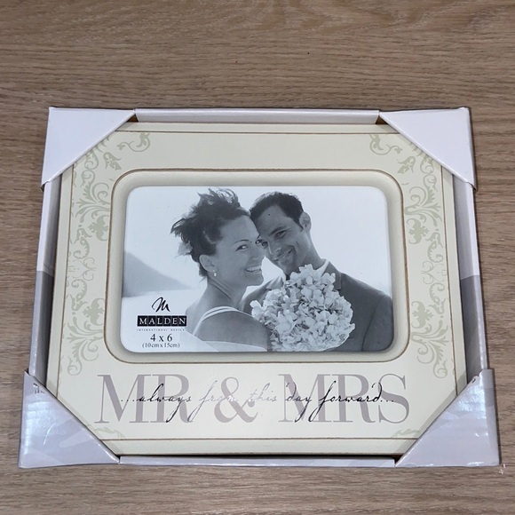 Malden picture frame 4x6 Mr & MRS - Picture 1 of 3